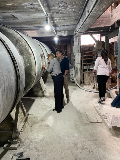 Visitantes observando os grandes moinhos de preparação da massa de porcelana