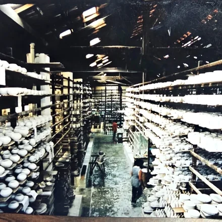 Estantes de produção repletas de peças em uma fábrica de porcelana