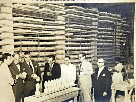 Visita do Cônsul de Portugal e convidados à fábrica, inspecionando peças de porcelana