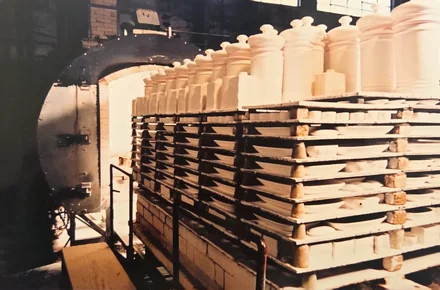 Carga do forno com peças de porcelana empilhadas em placas refratárias